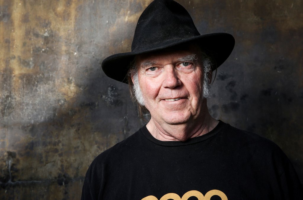 Neil Young exige que Spotify remova suas músicas da plataforma em movimento contra fake news