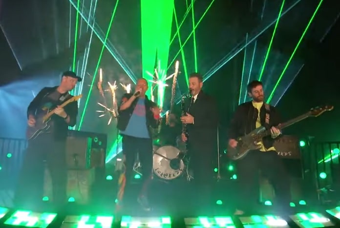 Coldplay volta a programa de Jimmy Kimmel 20 anos após marcar estreia do apresentador