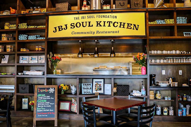 Restaurante JBJ Soul Kitchen, de Jon Bon Jovi, abre a segunda unidade em campus da faculdade nos Estados Unidos