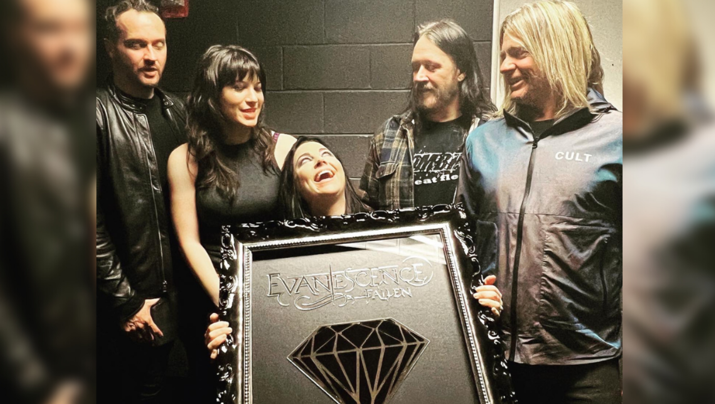 Evanescence ganha placa de diamante por venda de 10 milhões de cópias de ‘Fallen’