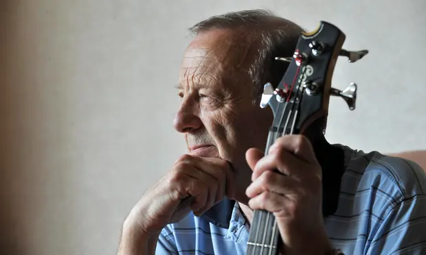 Chas Newby, ex-baixista dos Beatles, morre aos 81 anos