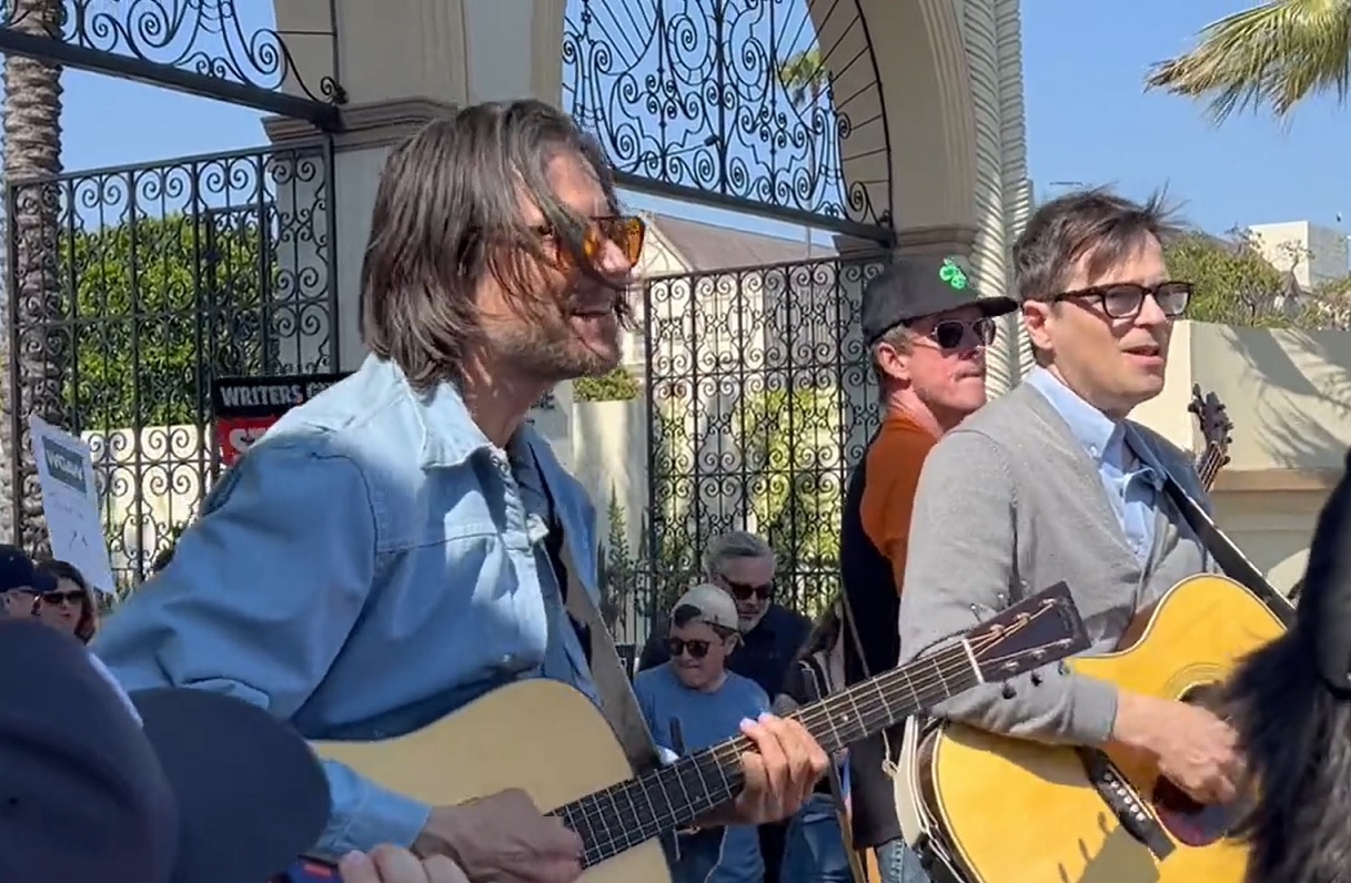 Weezer faz performance surpresa em apoio a roteiristas em greve nos EUA