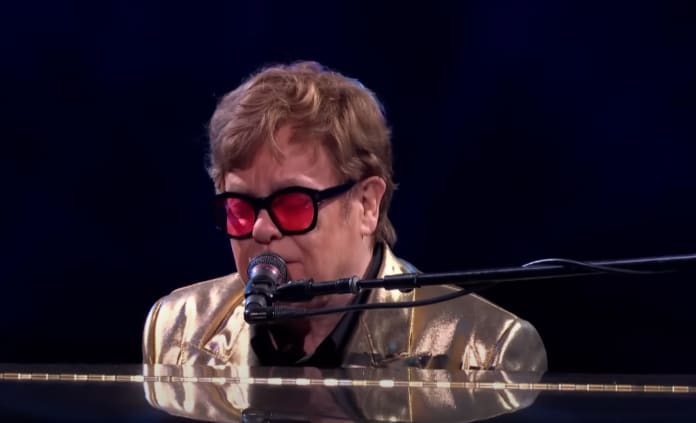 Elton John faz último show no Reino Unido com convidados, surpresas e muita emoção