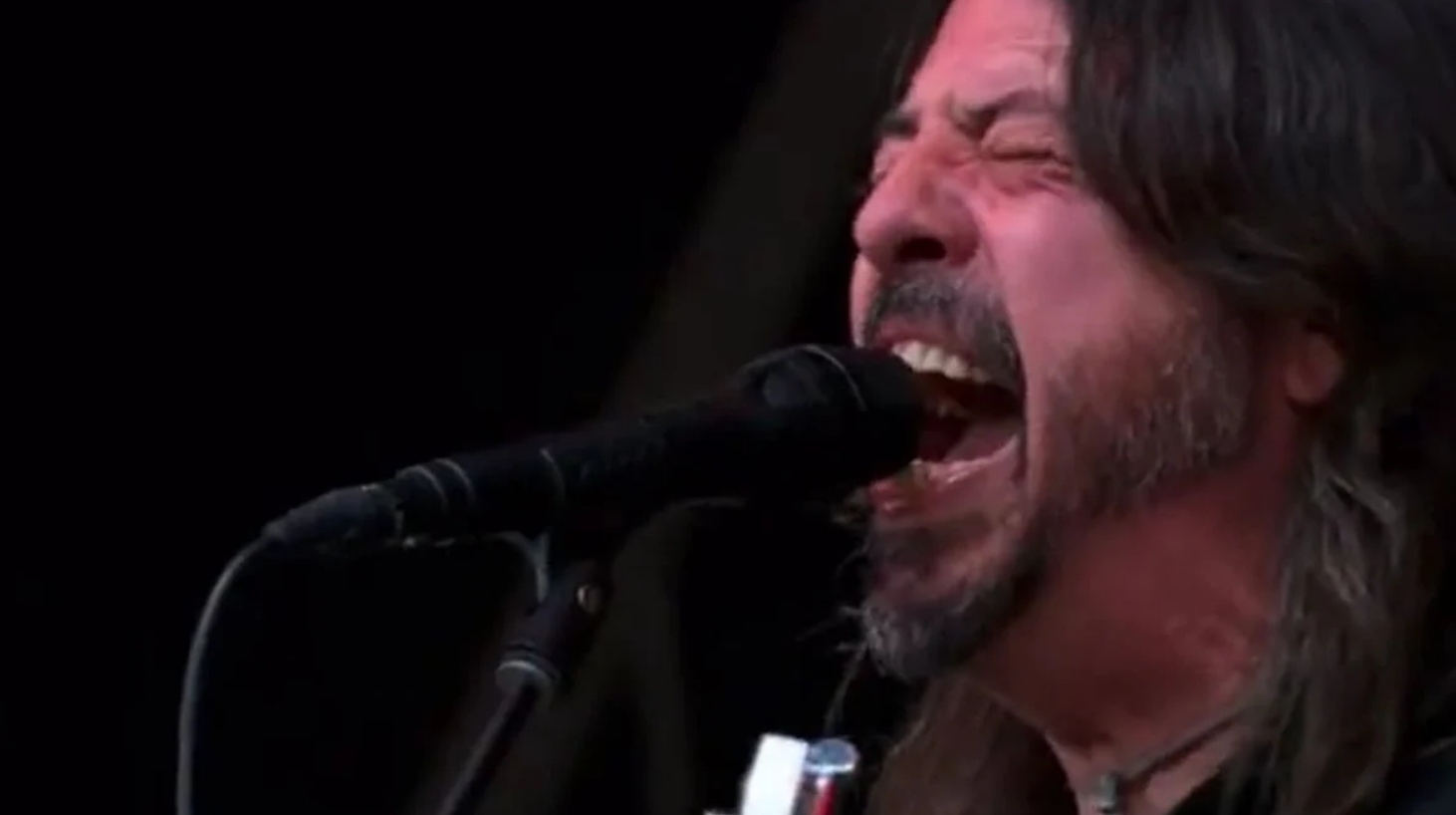 Foo Fighters engana público e faz show surpresa no Glastonbury 2023