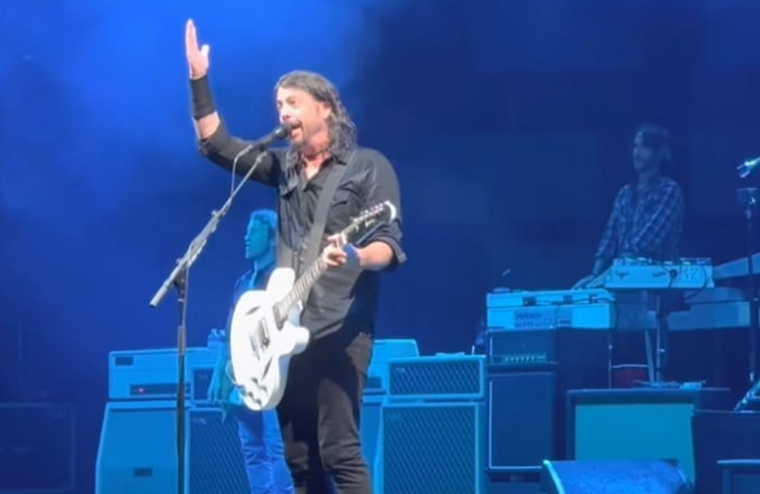Dave Grohl aponta para o céu após tempo bom em show do Foo Fighters e fãs enxergam homenagem a Taylor Hawkins