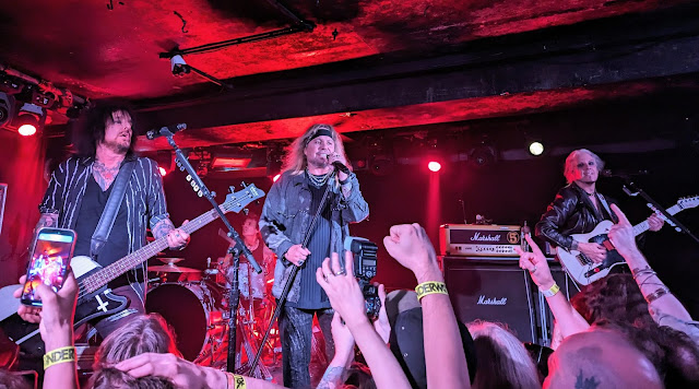 Mötley Crüe faz show íntimo em clube de Londres