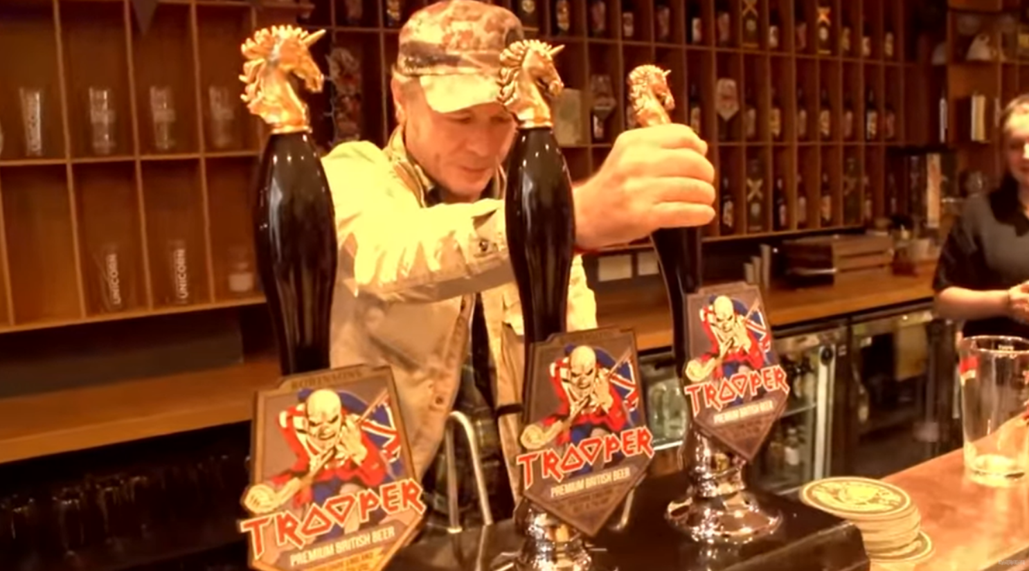 Iron Maiden divulga video de aniversário da cerveja Trooper com Bruce Dickinson servindo os fãs