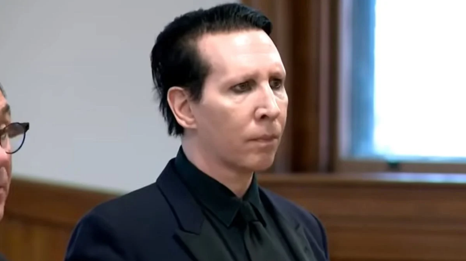 Marilyn Manson recebe sentença e multa por ter cuspido em fotógrafa em 2019