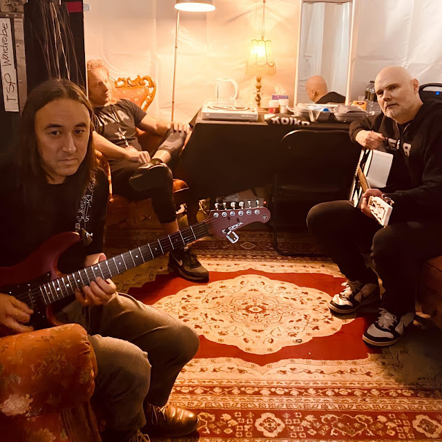 Jeff Schroeder, guitarrista do The Smashing Pumpkins, anuncia sua saída da banda