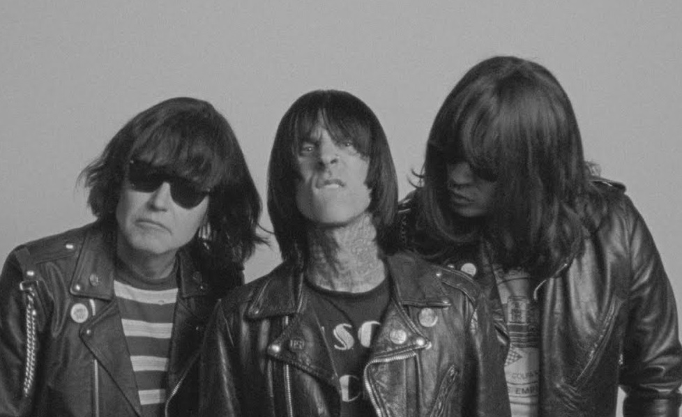 Blink-182 homenageia Ramones no clipe da inédita ‘Dance With Me’