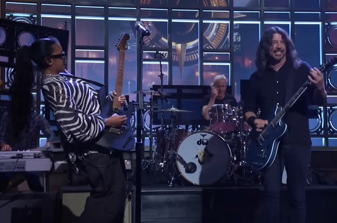 Foo Fighters e H.E.R. se juntam em versão incrível de “The Glass” na TV