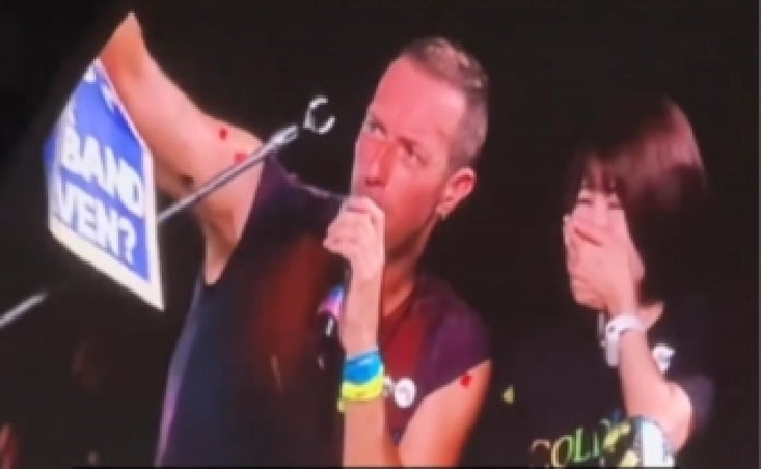 Chris Martin toca Coldplay para pai de família “que está no céu”