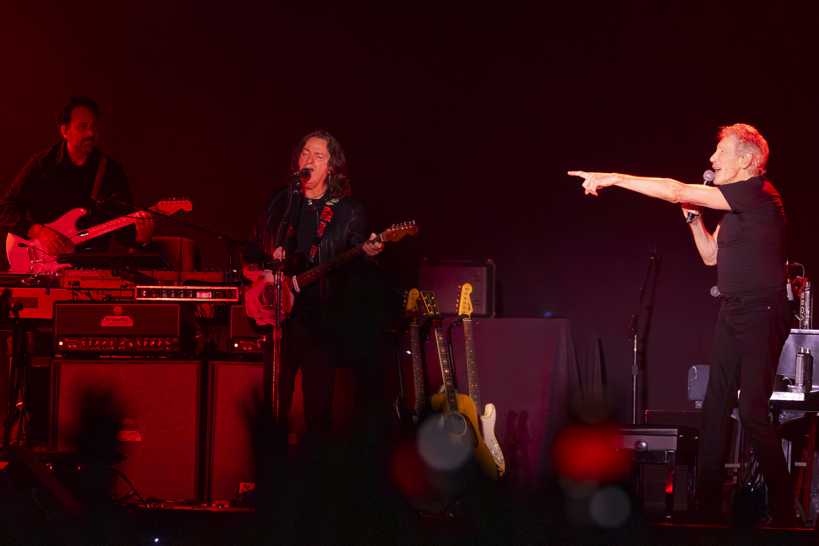 “Roger Waters encerra turnê no Brasil com show grandioso em São Paulo”.