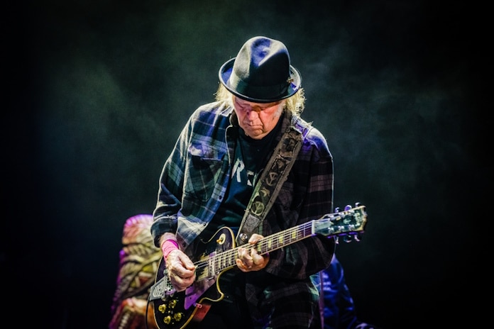 Neil Young faz versão poderosa do hino dos EUA na guitarra