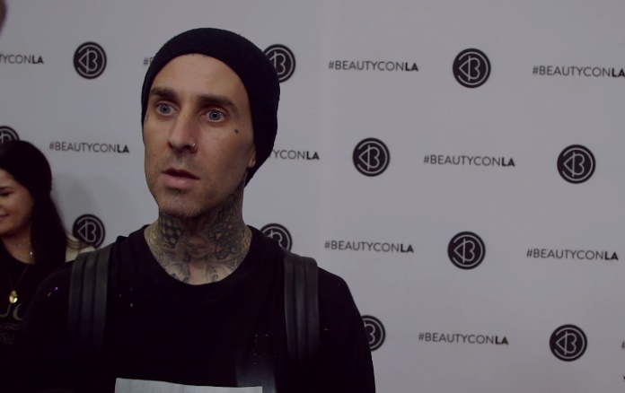 Após provocação de fã, Travis Barker diz que irá cancelar show do blink-182 no Brasil