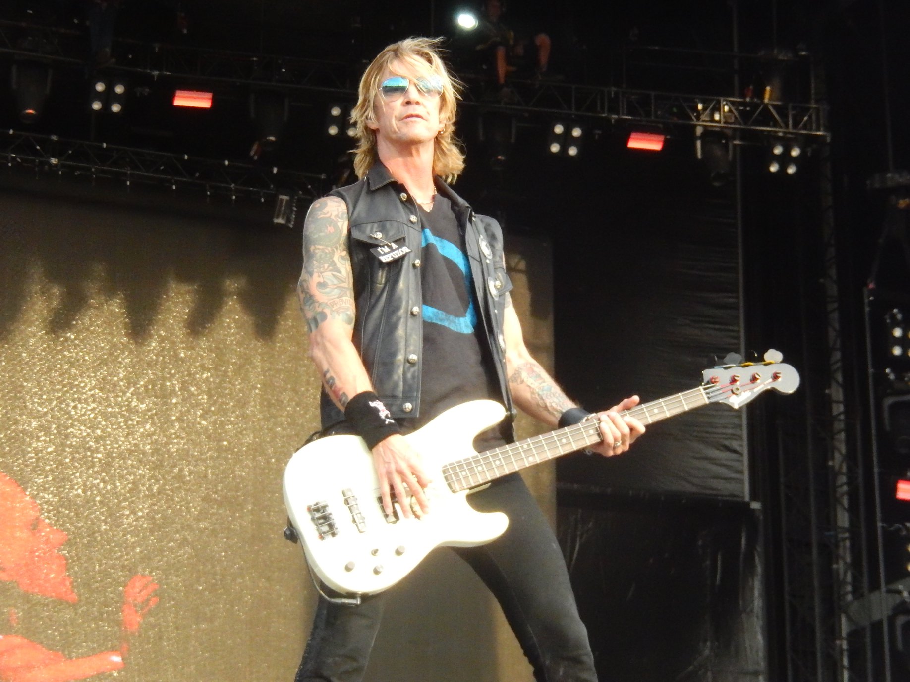 Duff McKagan tocando novo disco solo em loja de discos, assista