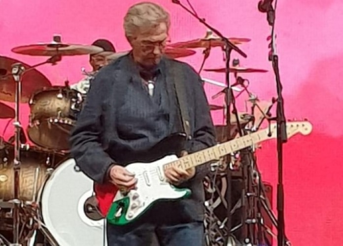 Eric Clapton doa renda de show para causa Palestina e toca guitarra com bandeira do país