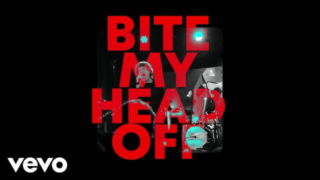A colaboração dos Rolling Stones com Paul McCartney, “Bite My Head Off”, acaba de ganhar um lyric video