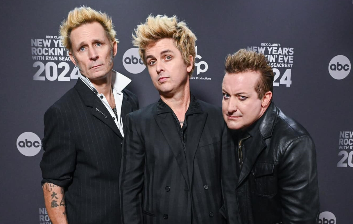 Green Day irrita fãs conservadores ao mudar letra de “American Idiot” em show da virada nos EUA