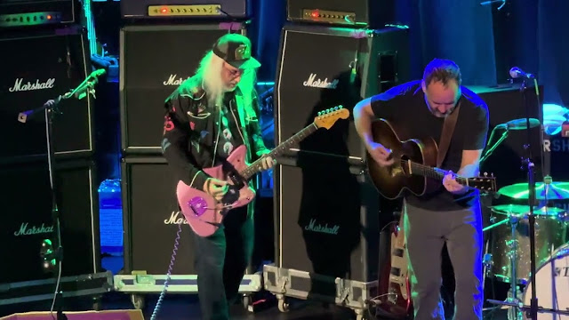 Dave Matthews faz cover de Neil Young com Dinosaur Jr. em Seattle
