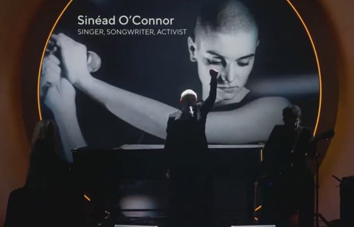 Annie Lennox faz bela homenagem a Sinéad O’Connor no Grammy e pede cessar-fogo