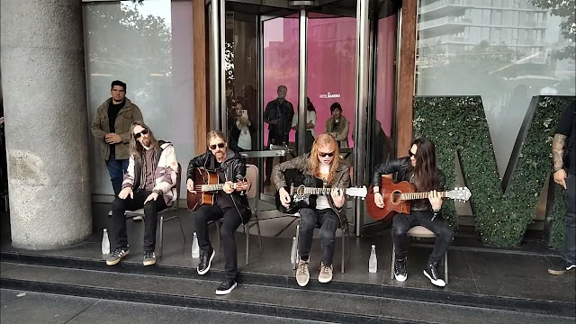 Megadeth toca set acústico improvisado em frente ao hotel de Buenos Aires