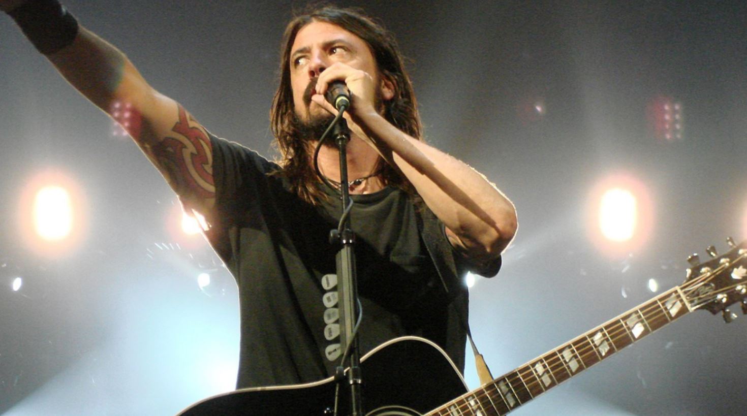 Dave Grohl dedica “Times Like These” a Tom Morello em show na Polônia